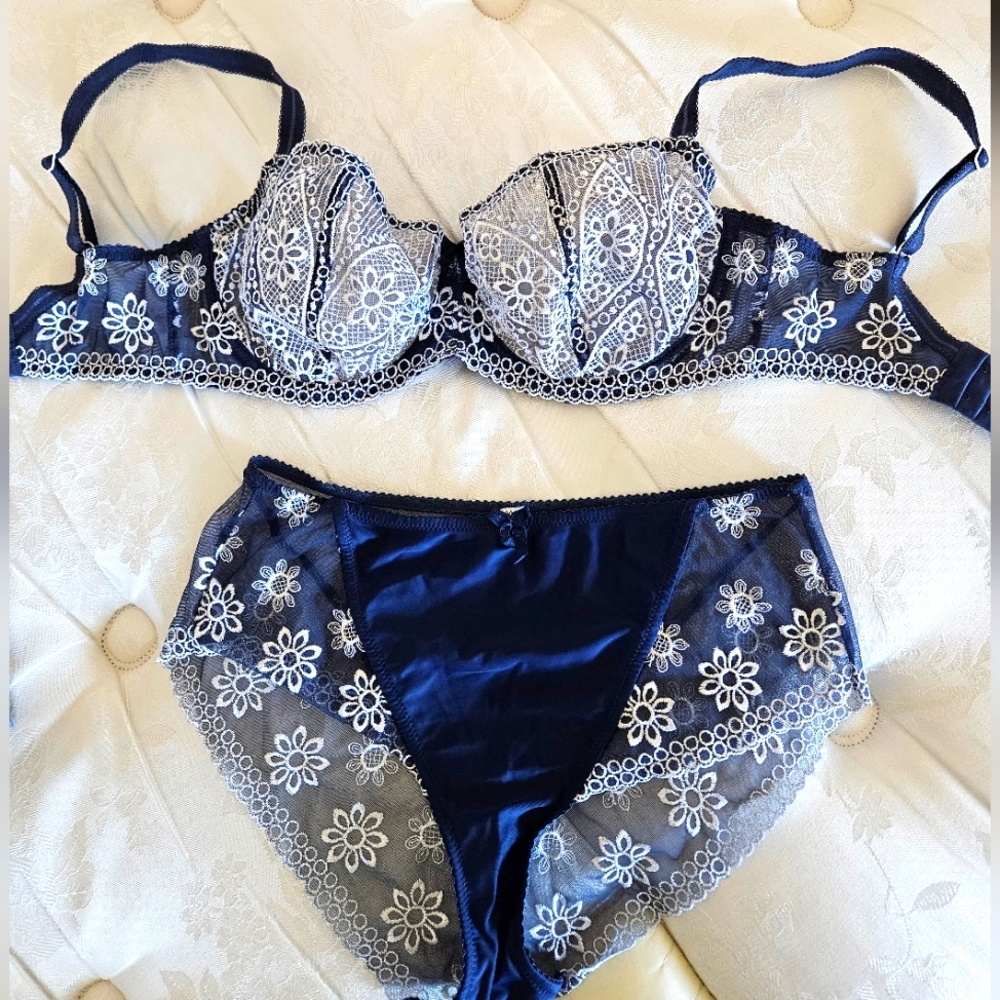 Navy and white lingerie set size 30G US